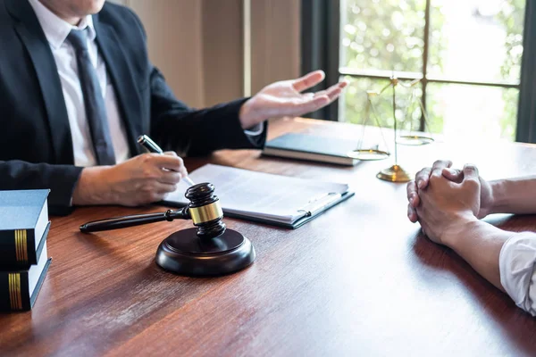 Advogado masculino discutindo negociação caso legal com cliente meetin — Fotografia de Stock