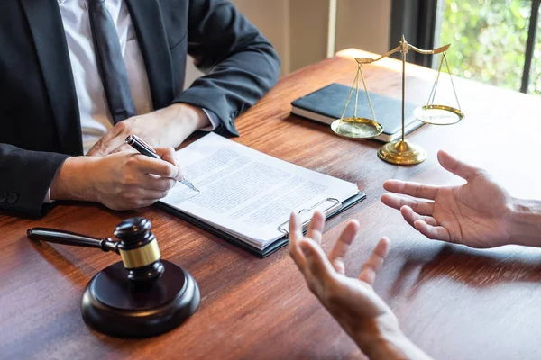 Mannelijke advocaat bespreekt onderhandeling rechtszaak met cliënt vergadering — Stockfoto