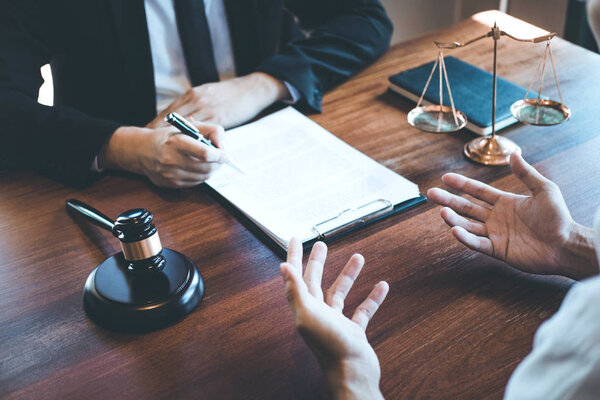 Профессиональный адвокат или консультант обсуждает переговорный этап
