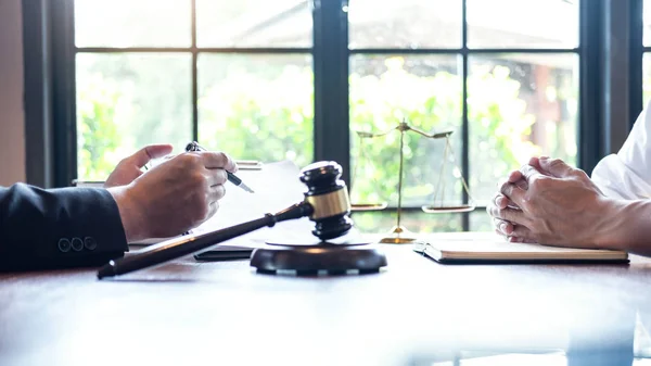 Abogado profesional masculino o consejero discutiendo pierna de negociación — Foto de Stock