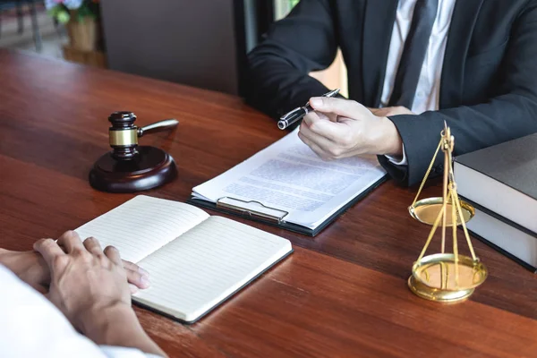 Advogado masculino discutindo negociação caso legal com cliente meetin — Fotografia de Stock