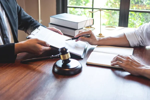 Advogado ou conselheiro profissional do sexo masculino discutindo perna negociação — Fotografia de Stock
