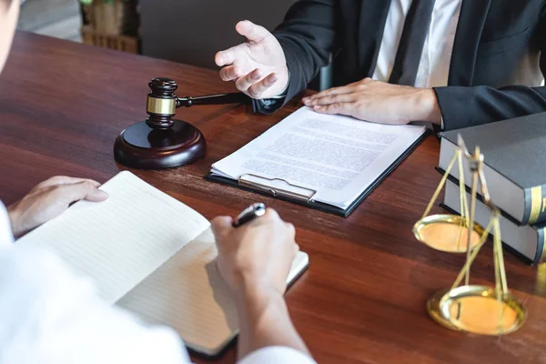 Avvocato o consulente professionale di sesso maschile discutere gamba negoziazione — Foto Stock