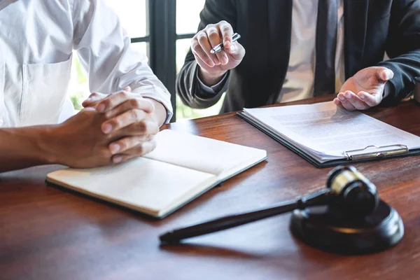 Advogado masculino discutindo negociação caso legal com cliente meetin — Fotografia de Stock