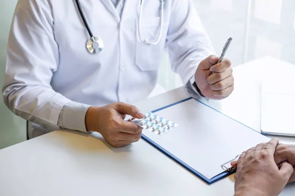 El médico y el paciente están discutiendo la consulta sobre el síntoma pro —  Fotos de Stock