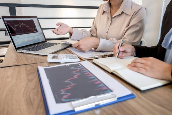 Investitore donna d'affari sulla riunione avendo pianificazione e analisi — Foto Stock