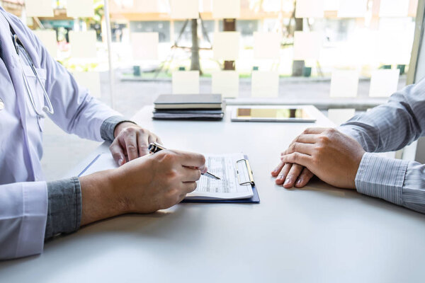 Врач и пациент обсуждают консультации по поводу симптомов про
