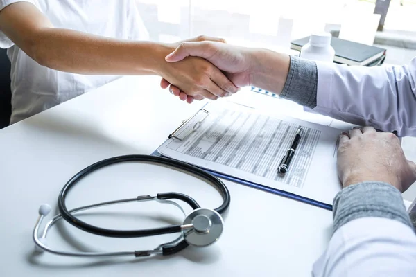 Doctor and patient shaking hands after a good and successful tre — Stock Photo, Image