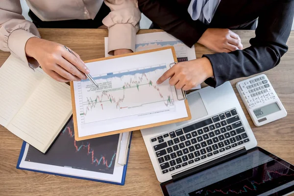 Geschäftsfrau über Gespräche und Zusammenarbeit — Stockfoto