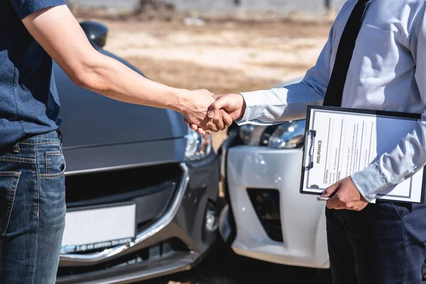 Agente de seguros y cliente estrechando las manos después del acuerdo sobre — Foto de Stock