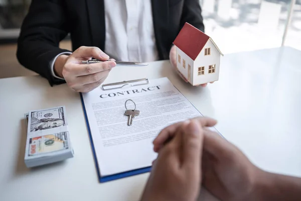 Real estate agent are presenting home loan and giving house, key — Stock Photo, Image