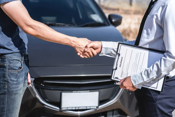 Agente de seguros y cliente estrechando las manos después del acuerdo sobre — Foto de Stock