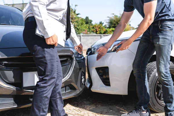 Agente de seguros examinando accidente de coche y cliente evaluado negoti — Foto de Stock