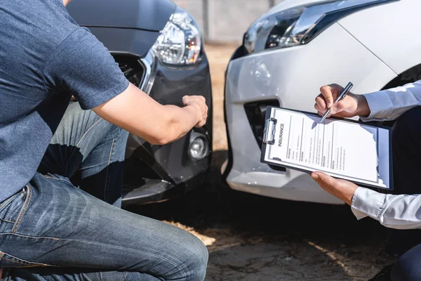 Agent d'assurance examinant accident de voiture et le client évalué negoti — Photo