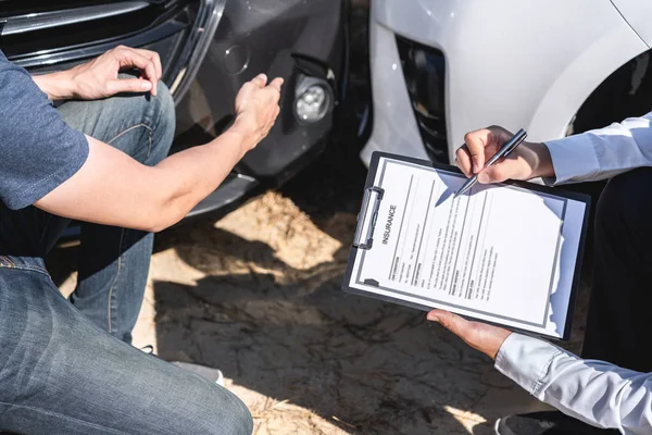 Agente de seguros examinando accidente de coche y cliente evaluado negoti — Foto de Stock