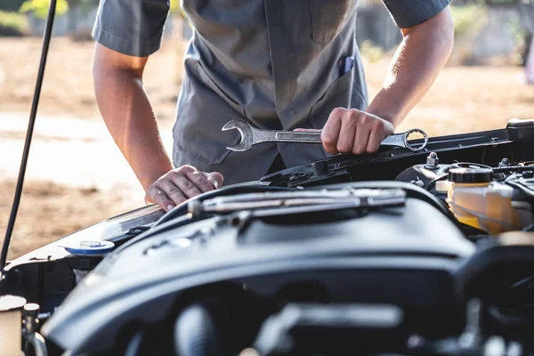 Técnico manos de mecánico de automóviles en hacer servicio de reparación de automóviles un — Foto de Stock