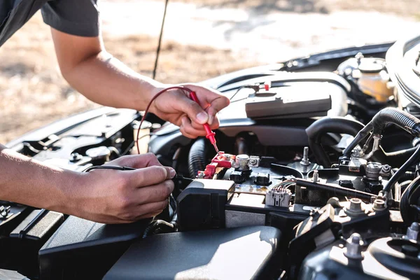 Reparador mecânico verificando motor automotivo em reparação de automóveis ser — Fotografia de Stock