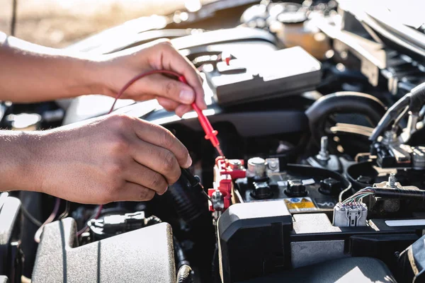 Механічний ремонтник перевіряє двигун автомобіля в авторемонті сер — стокове фото