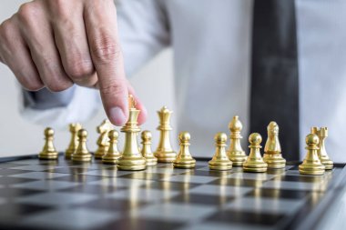 Oyunculu altın ve gümüş satranç, hareket eden işadamlarının elleri.