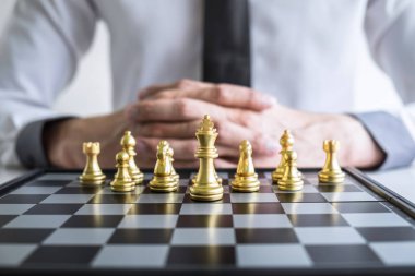 Oyunculu altın ve gümüş satranç, hareket eden işadamlarının elleri.