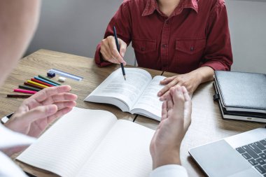 Arkadaşlık eğitimi alan özel ders kitapları, Grup öğrencileri ve 