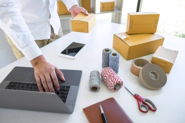 Genç girişimci işletme sahibi evde çalışıyor, küçük işletmeler...