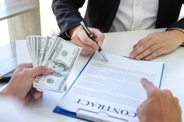 İş adamı, ortağının zarfında rüşvet veriyor. 