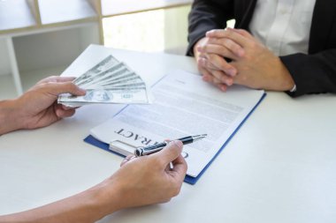 İş adamı, ortağının zarfında rüşvet veriyor. 