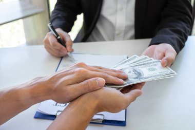 İş adamı, ortağının zarfında rüşvet veriyor. 
