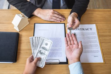 Emlakçı ev kredisini ve anahtarları C 'ye gönderiyor.