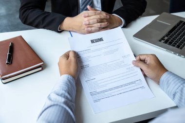 İş adamı röportajı sırasında bir özgeçmiş görüşmesi düşünün.