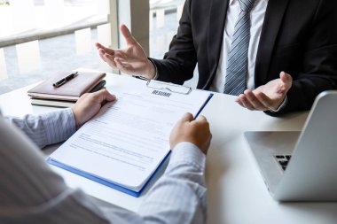 İş görüşmesi ve aday sorularını dikkate alın.