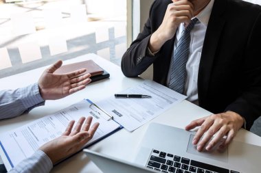 İş adamı röportajı sırasında bir özgeçmiş görüşmesi düşünün.