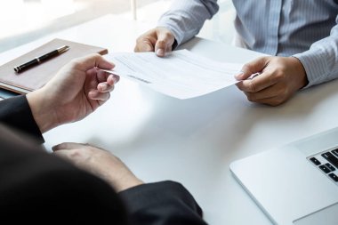 İş görüşmesi ve aday sorularını dikkate alın.