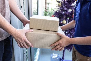 Genç Teslimatçı paket paketini teslim edip,