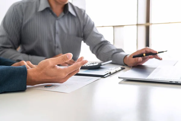 Samenwerking tussen zakenpartners op het gebied van investeringen — Stockfoto