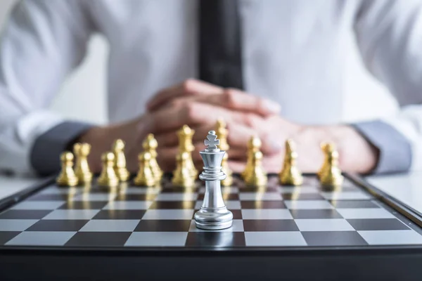 Ouro e prata xadrez com jogador, Mãos de homem de negócios em movimento c — Fotografia de Stock