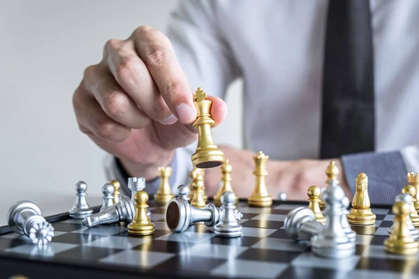 Zlaté a stříbrné šachy s hráčem, Ruce obchodníka pohybující se c — Stock fotografie