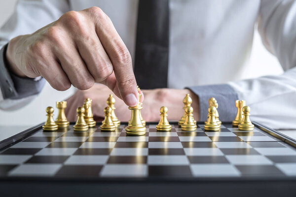 Золотые и серебряные шахматы с игроком, Руки бизнесмена движутся c
