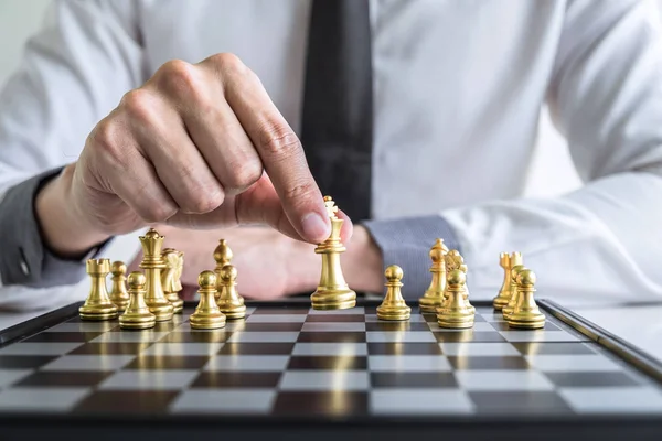 Zlaté a stříbrné šachy s hráčem, Ruce obchodníka pohybující se c — Stock fotografie