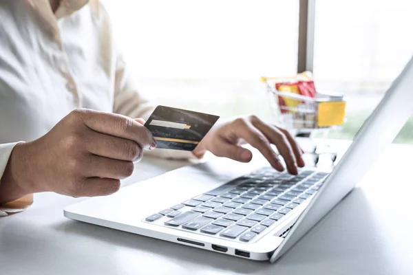 Mulher de negócios usando laptop e segurando cartão de crédito para pagar d — Fotografia de Stock