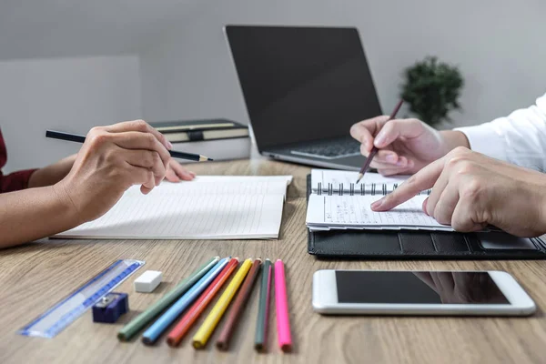 Enseñanza curso de ayuda y estudio, Equipo de joven profesor o tuto — Foto de Stock