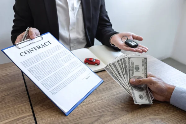 Aluguel de carros e conceito de Seguro, Jovem vendedor dando ke do carro — Fotografia de Stock