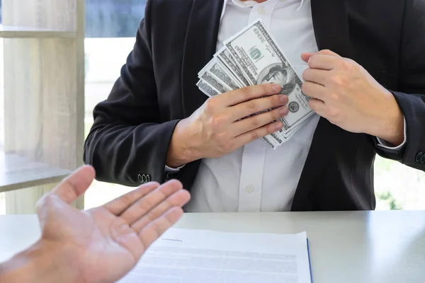 Empresário dando dinheiro de suborno no envelope de seu parceiro — Fotografia de Stock