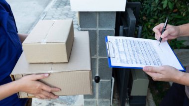 Genç Teslimatçı paket paketini teslim edip,