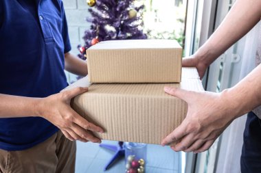 Genç Teslimatçı paket paketini teslim edip,