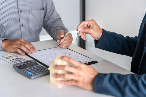 Kaufvertrag zum Kauf eines Hauses, Immobilienmakler sind vor — Stockfoto