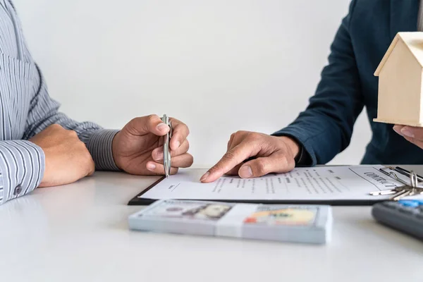 Kaufvertrag zum Kauf eines Hauses, Immobilienmakler sind vor — Stockfoto