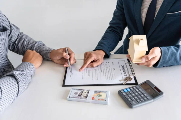 Immobilienmakler präsentieren Hauskredit und schicken Schlüssel an c — Stockfoto