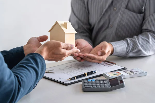 Агент по недвижимости предоставляет ипотечный кредит и предоставляет дом c — стоковое фото